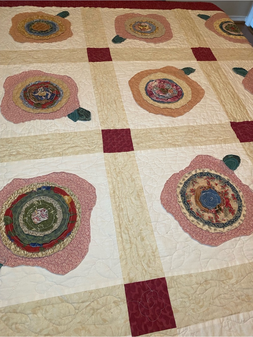Stunning Appliqué Quilt/Throw in a dimensional floral motif. Burgundy pink gree - Picture 2 of 16